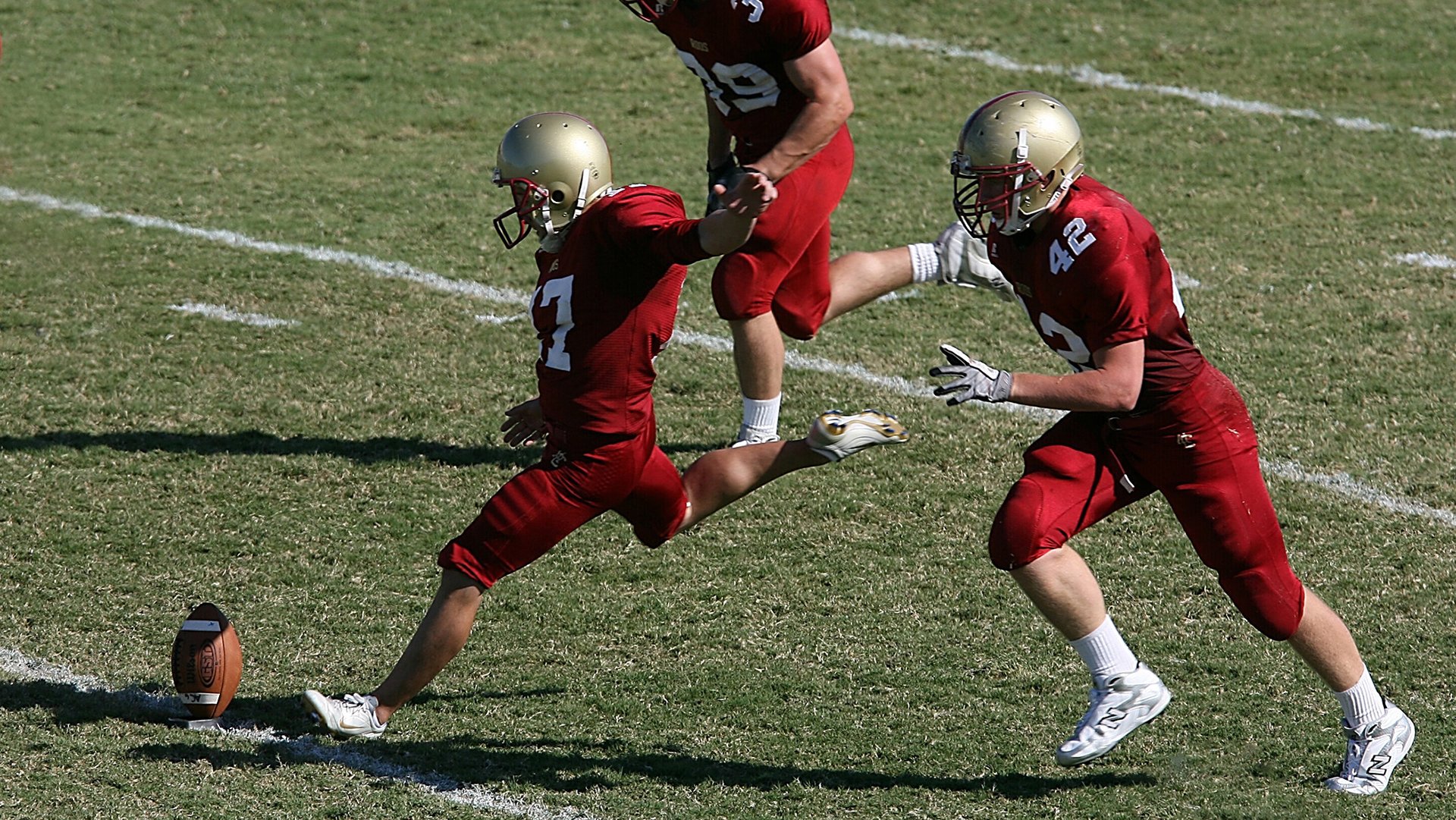“华金·托比利亚的精准判断与敏捷防守,帮助美洲狮队稳固防线”